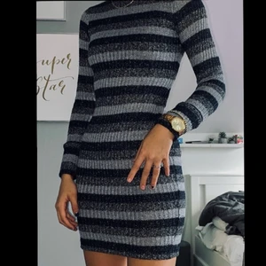 Höst klänning - Jag säljer denna klänning pågrund av att jag aldrig använder den längre tyvärr för den är i väldigt bra skick och passar väldigt bra till hösten och kanske som Julaftonsklänning😍 Den är i storlek S🌸 OBS Köparen står för frakt 🚚