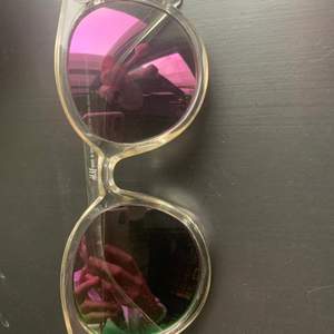 Solglasögon från hm med genomskinlig skalm och glas som skiftar i rosa/grön. Använda men fint skick. Köpare står för frakt.