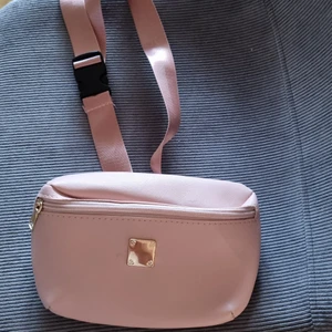 Jättesöt ljusrosa magväska - Aldrig använd. Justerbar rem.