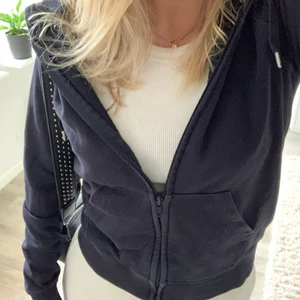 Mörkblå zip-up hoodie -  mörkblå zip-up hoodie i fint skick. storlek xs. 