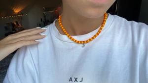 Pärlhalsband - Säljer detta egengjorda pärlhalsband i färgerna orange och gul med en silvrig halvmåne på!💛🧡