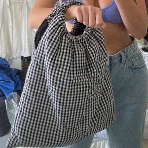 Väska från zara  - Rutig väska från zara. Använd fåtal gånger. Köparen står för frakt 