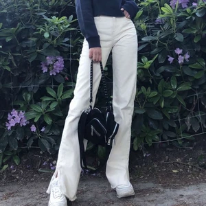 Beiga Jeans med Slits  - Beiga jeans köpta från Pull & Bear i somras. Slits på utsidan av benet