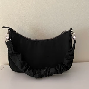 Handväska - Säljer denna snygga väska från Bikbok😍inga skador och använd fåtal ggr💗pris kan diskuteras då jag gärna vill bli av med den🤗