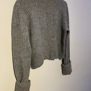 Stickad tröja  - Grå stickad tröja från bikbok. Storlek s men passar även m. Änvänd en del men fortfarande i bra skick