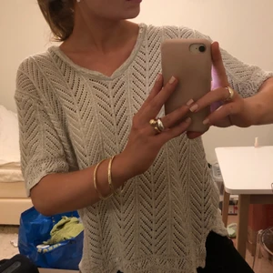 Virkad topp - Virkad topp i grå/beige. 💕