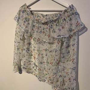 Blommig offshoulder blus/topp - Jätte söt blommig topp/blus från Nelly. Använd max 5 gånger. 