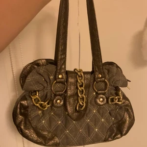 Väska  - Handväska, lite guldbrun färgad