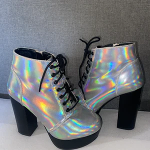 Klackskor med tjock klack, st 36! - Skorna är andväna ett par gånger men i bra skick, väldigt sköna för att vara en 11,5 cm klack! 