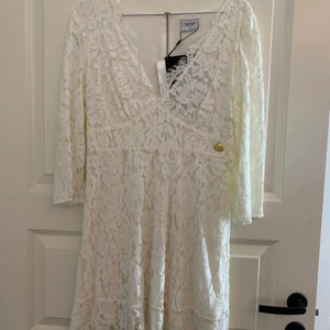 Studentklänning / klänning  - Vit jätte söt klänning. Aldrig använd, prislapp sitter kvar.