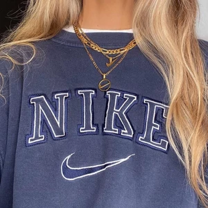 Nike vintage  - En jätte fin Nike vintage hoodie. Bra material och använt fåtal gånger:)  köp annars direkt för 800kr