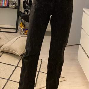 Svarta weekday jeans i modellen rowe i storlek w28 l34, dem är insydda i midjan så skulle säga att det mer är en w28. Jeansen är använda kanske 2-3 ggr. Köparen står för frakten, buda i kommentarerna!