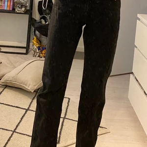 Weekday rowe jeans - Svarta weekday jeans i modellen rowe i storlek w28 l34, dem är insydda i midjan så skulle säga att det mer är en w28. Jeansen är använda kanske 2-3 ggr. Köparen står för frakten, buda i kommentarerna!