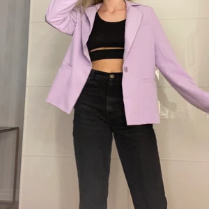 Lila blazer - Lila oversized blazer, storlek 34 men väldigt stor i storleken, jag har normalt 36 på allt men denna är oversized på mig