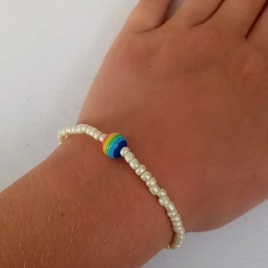 armband - detta armband är runt 19 cm, nytt och hemmagjort. Gjort av elastisk tråd och billigt:)