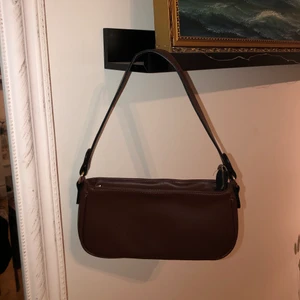 brun väska - frakt ingår i pris! grymt snygg axelväska i perfekt brun färg, använd fåtal gånger! 