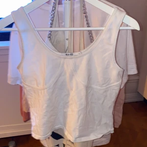Vit topp - Vit topp från nakd med byst, jag kan mötas upp i Eskilstuna annars står köparen för frakten 🌟❤️ toppen sitter mer som en tajt M!