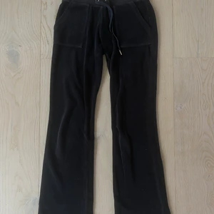 Juicy Couture byxor  - Supersnygga svarta Juicy Coroure velour byxor i storlek XS. Jättebra skick men saknar tyvärr en knapp på ena bakfickan. Nypris ca 1000kr. Köpare står för porto!💘
