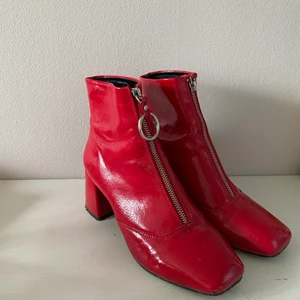 Röda klackskor storlek 39 - Röda klackskor från asos, använda men i gott skick. 