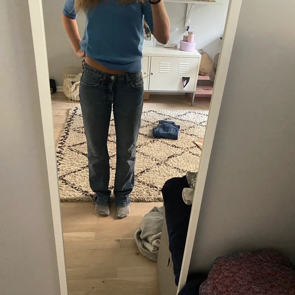 Intressekoll på mina sååå fina slutsålda mid Rise jeans från zara😍😍😍det är den mellanblå färgen! Säljer endast vid bra bud då jag älskar dem men dem sitter inte riktigt så som jag skulle önskat! De är helt slutsålda och väldigt populära! Jag är ca 168 och som ni ser så går de under mina fötter! Inga defekter alls❤️. Jeans & Byxor.