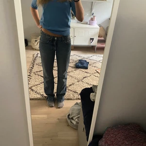 Zara jeans - Intressekoll på mina sååå fina slutsålda mid Rise jeans från zara😍😍😍det är den mellanblå färgen! Säljer endast vid bra bud då jag älskar dem men dem sitter inte riktigt så som jag skulle önskat! De är helt slutsålda och väldigt populära! Jag är ca 168 och som ni ser så går de under mina fötter! Inga defekter alls❤️
