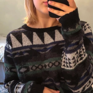 Stickad tröja  - Gosig stickad tröja med ett typiskt vintage mönster. Den sticks inte! Kan mötas upp i sthlm. Hör av dig om du är intresserad🥰🥰                                        (köpt på beyond retro) 