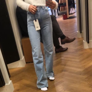 Vida jeans - Säljer mina SNYGGASTE ”Levis ribcage wide leg”. Går inte att köpa längre. Uppsydda som att dom passar mig som är 165cm perfekt. Säljs pga för små och inte min stil längre. Har två par, ett par i storlek 24 (xs) och ett par i 25 (s). Nypris 1249kr säljer för 700kr. De i storlek 25 har fått en slitning längst ner på byxbenet, annars är båda i nyskick. Kan mötas upp i Malmö Höllviken eller Lund, annars står köparen för frakten.