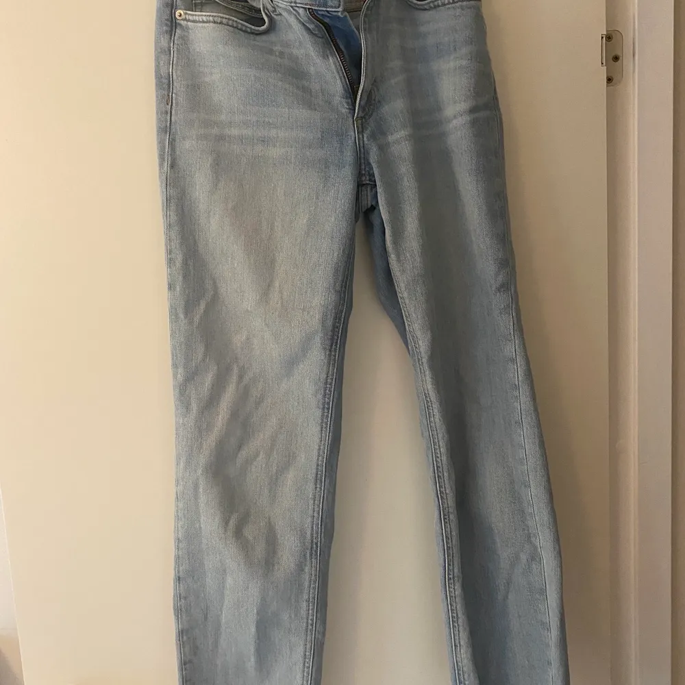 Jeans med Superfin blå färg som går till anklarna i en rak modell. Extremt sköna och stretchiga👖👖👖. Jeans & Byxor.