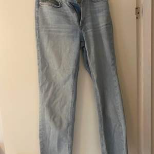 Jeans med Superfin blå färg som går till anklarna i en rak modell. Extremt sköna och stretchiga👖👖👖