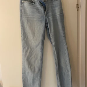 Raka jeans som går till anklarna! - Jeans med Superfin blå färg som går till anklarna i en rak modell. Extremt sköna och stretchiga👖👖👖