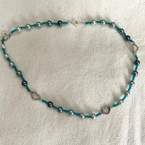 Pärlhalsband med hjärtan - Pärlhalsband med mindre pärlor och fejkpärlor samt små hjärtan 💕 är oelastiskt så har en stängning. Frakt ingår