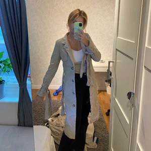 Trenchcoat  - Ljust beige trenchcoat från rut&cricle, knälång på mig som är 170. Knytdetaljer vid armarna samt midjan, superfin till hösten🤎 