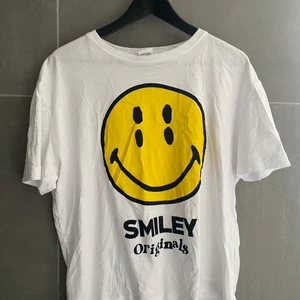 SMILEY T-SHIRT ZARA - Jag säljer nu denna jättefina slutsålda tröja från zara då den tyvärr inte kommer till användning, knappt använd och i otroligt bra skick! Så skön och vet och vill att den kommer till användning och ser magisk ut på någon annan!😍💕 Storlek L men passar perfekt på andra storlekar om man vill ha den oversized eller liknande💓