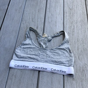 ”bralette” från Calvin Klein  - Bomulls”bh” från Calvin Klein, den klassiska modellen i färgen grå. Passar xs-m💛 hör av er för fler bilder/frågor