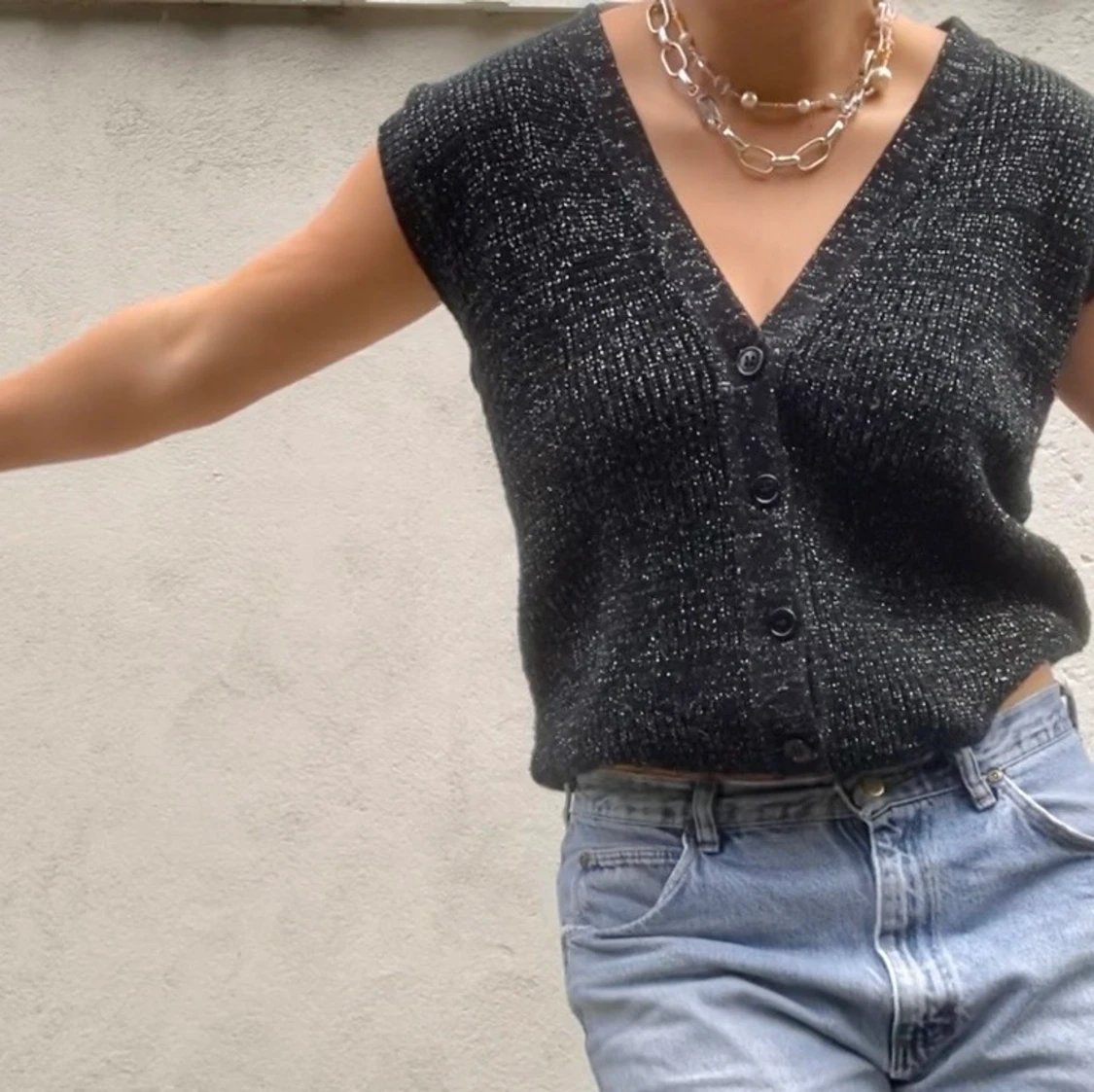 Svart glittrig väst