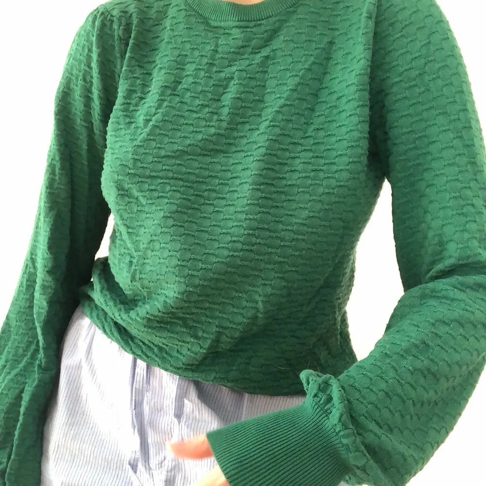 Superfin grön tröja med textur och lite puffärm vid ärmslutet💗. Tröjor & Koftor.