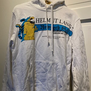 Helmut Lang hoodie i M - Säljer min Helmut Lang hoodie. Den är i storlek M med en liten oversized passform. Den är välanvänd och har en defekt. Den är ganska sällsynt och nypris för hoodien är över 4000. Mitt pris är 1500. Den är köpt på APLACE i Stockholm och har tag kvar. 