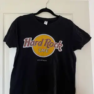 Säljer denna hard rock cafe t-shirt, använd 1-2 gånger så fint skick. Storlek XS. Köpt utomlands! Köparen står för frakten 