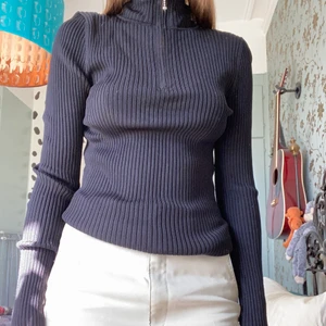 Turtleneck - En ribbad svart turtleneck med dragkedja från & Other Stories! Den är ganska stretchig och sitter tajt på kroppen:)