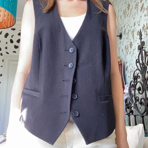 Väst  - En snygg svart väst som passar bra till vardagliga outfits likaväl som andra tillfällen:) den är köpt second hand på myrorna!