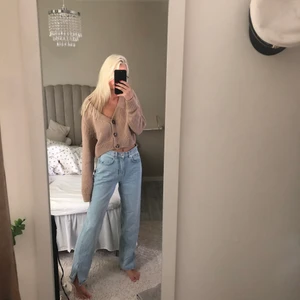 90s jeans  - Från ginatricot, använda fåtal gånger, med en slit 
