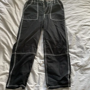 Byxor - Byxor med vita detaljer 