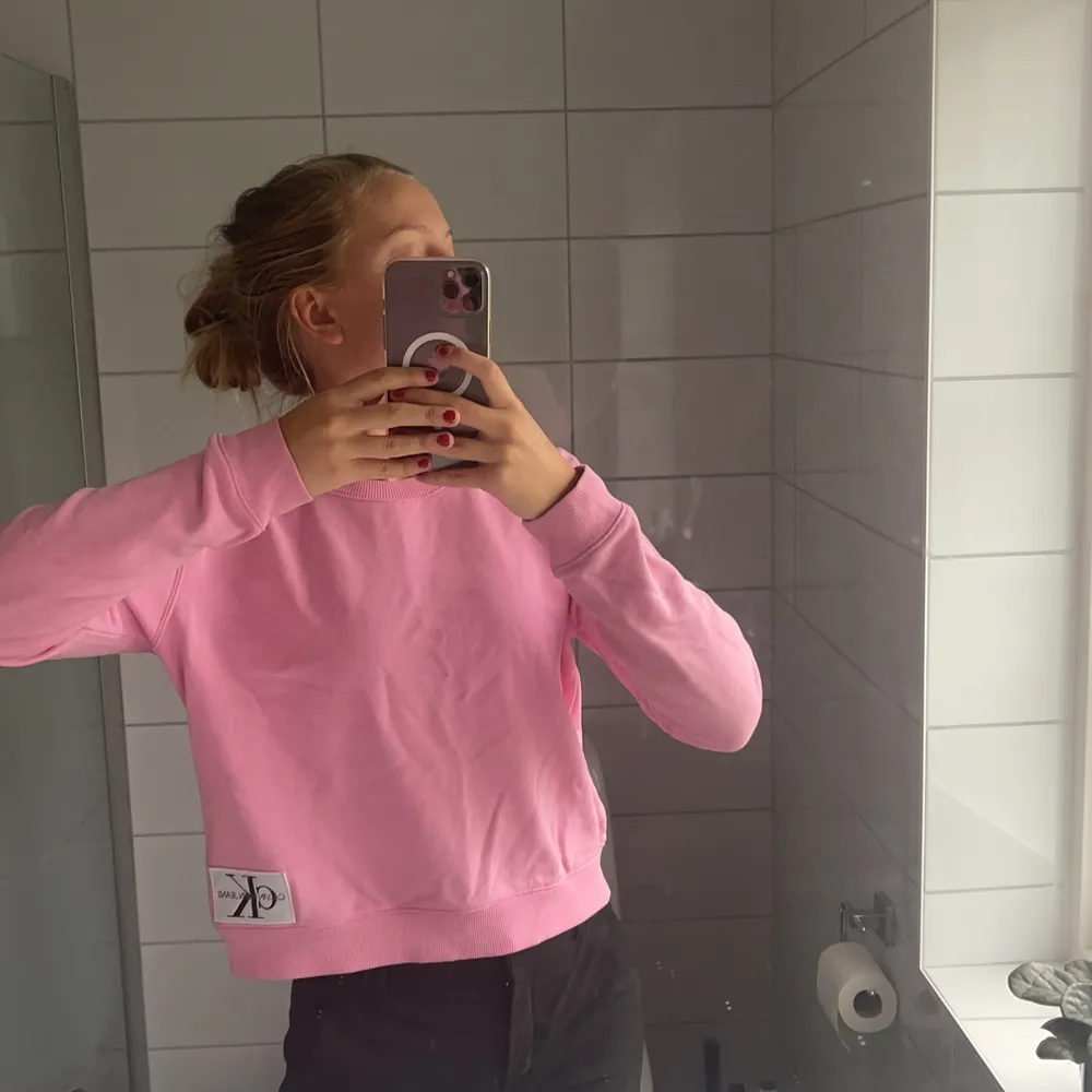 Rosa ck sweatshirt, använd fåtal gånger💗💗frakt tillkommer!. Tröjor & Koftor.