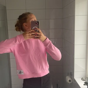 Ck tröja - Rosa ck sweatshirt, använd fåtal gånger💗💗frakt tillkommer!