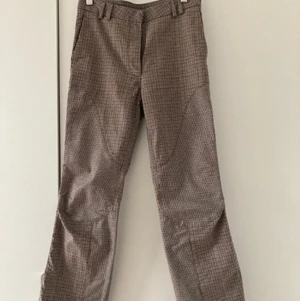 Hm studio kostymbyxor  - Fina kostymbyxor från hm studio i rutigt mönster. Använd fåtal gånger och ser som nya ut.  I storlek 34. 