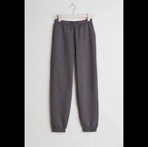 Gina Tricot mörkgråa mjukisar - Supersköna mjukisbyxor från Gina! Säljes då de tyvärr är för små. Är i storlek XXS men passar även en XS. Längden är precis på gränsen enligt mig som är 167. Orginalpris: 249kr. Hör av er vid eventuella frågor!💕