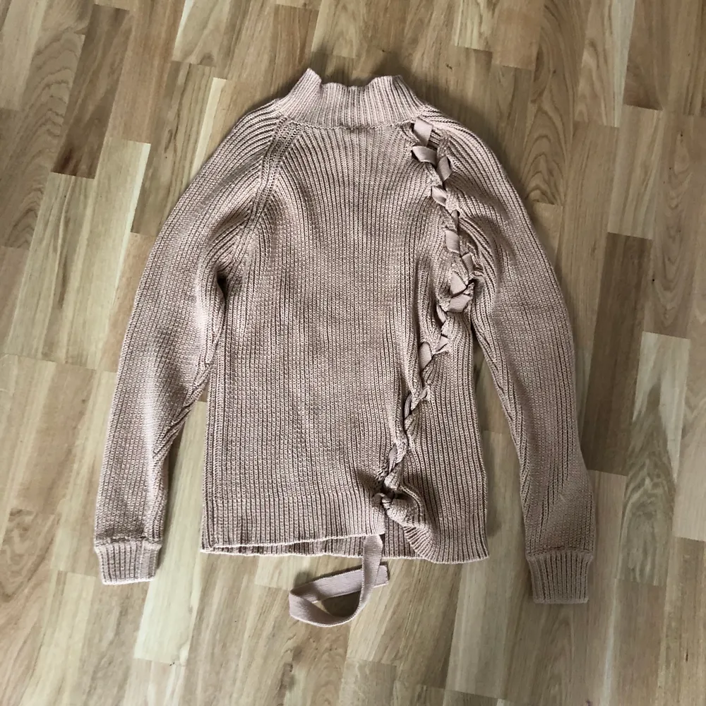 Så fin stickad tröja från NAKD❤️ den är TUNG, rejäl med bra kvalitet, så därav priset på frakten, så säljer denna lite billigare än tänkt (72 eller 96kr frakt)🥺. Tröjor & Koftor.