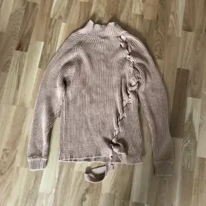 Så fin stickad tröja från NAKD❤️ den är TUNG, rejäl med bra kvalitet, så därav priset på frakten, så säljer denna lite billigare än tänkt (72 eller 96kr frakt)🥺