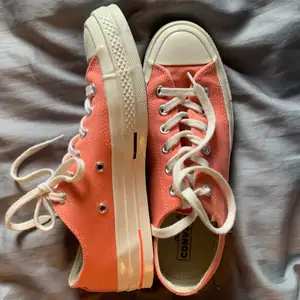 Intresserade koll på mina knappt använda låga chuck Taylor LIFT Converse. Färgen är unik och skorna är i nyskick. Säljer endast vid bra bud. Skriv privat för frågor, om fler blir interesserade startar jag en budgiving.💖🤩✨ (nypris ligger runt 700-800kr)