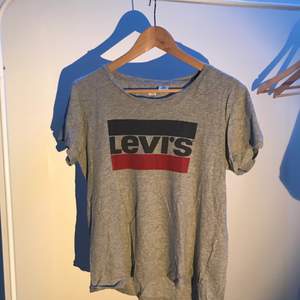 Grå t-shirt från Levi’s i storlek small. Levi’s loggan på framsidan.